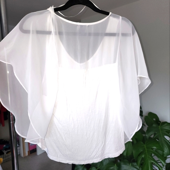 Beautiful flowy top - Picture 2 of 2